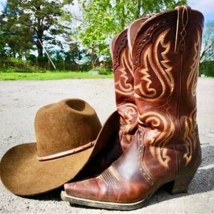 Women’s Ariat cowgirl boots.